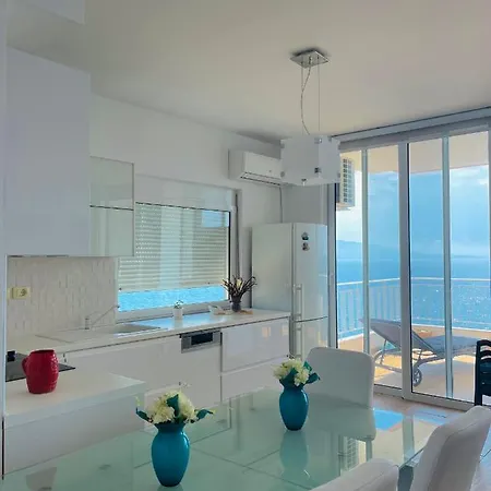 Beachfront Luxe Sarandë