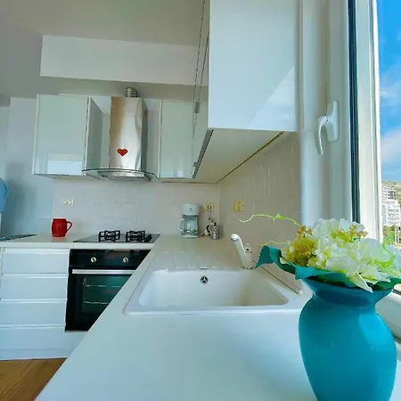 Beachfront Luxe Apartment *