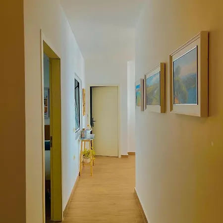 Beachfront Luxe Apartment *