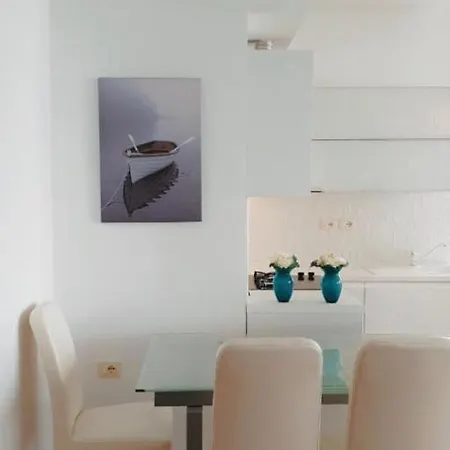Beachfront Luxe Apartment *