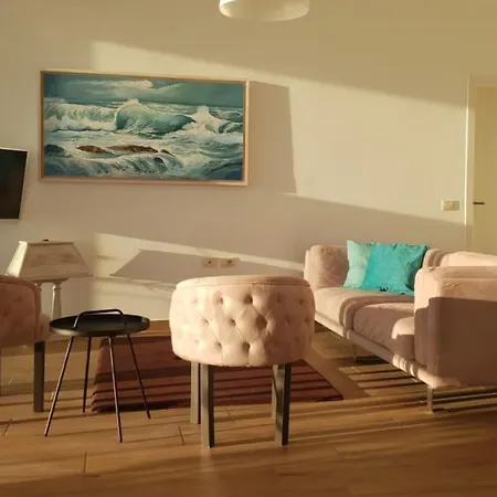 Beachfront Luxe Apartment *